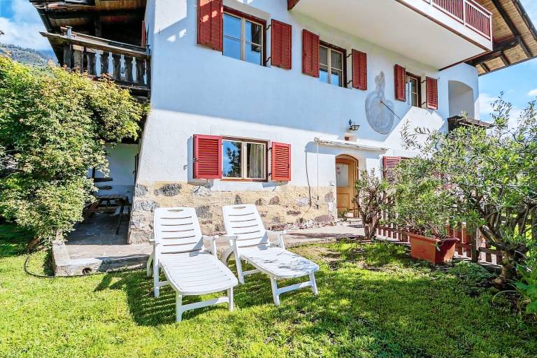 Spacious Apartment “Lafreid Algund” near Merano with Mountain View, Wi-Fi & Garden in Marlengo