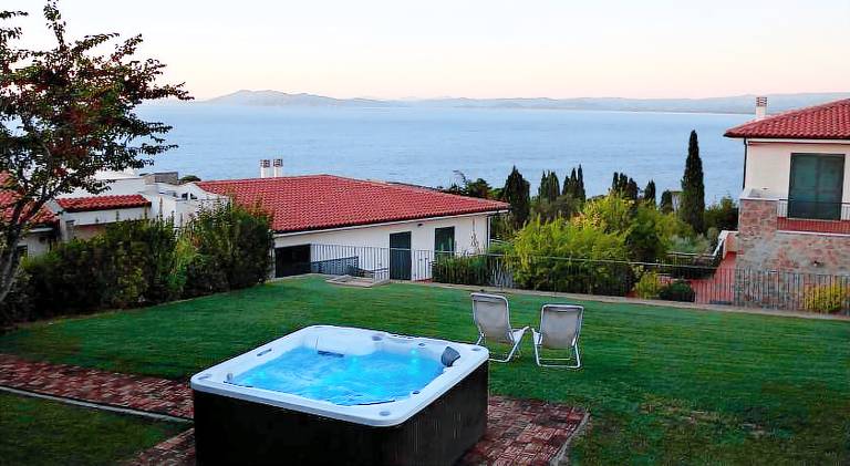 Rental apartment with hot tub, terrace & garden — photo 5