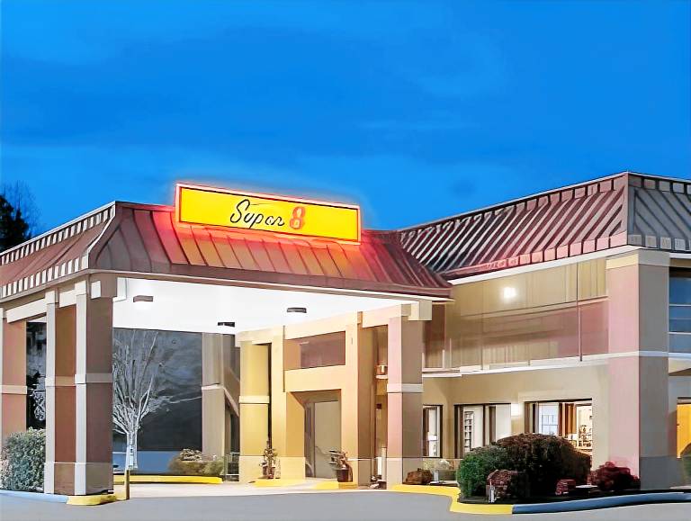 Super 8 By Wyndham Knoxville North/Powell in Powell, TN