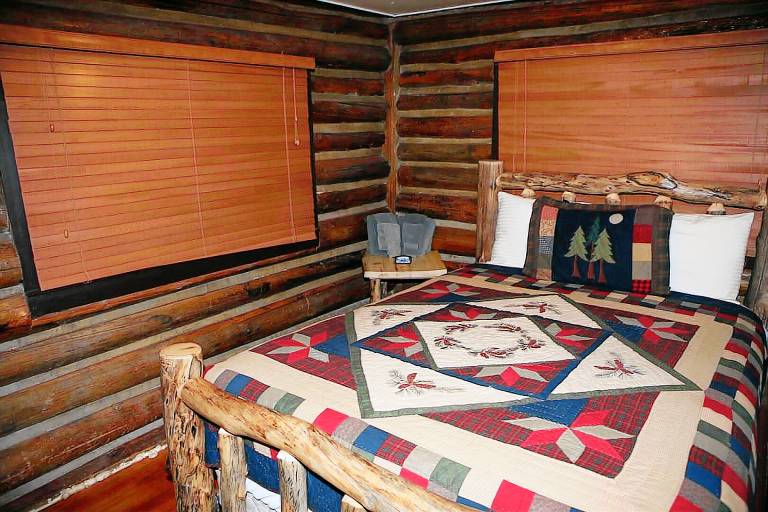 Child-friendly cabin with patio & private pool | Pets allowed — photo 5