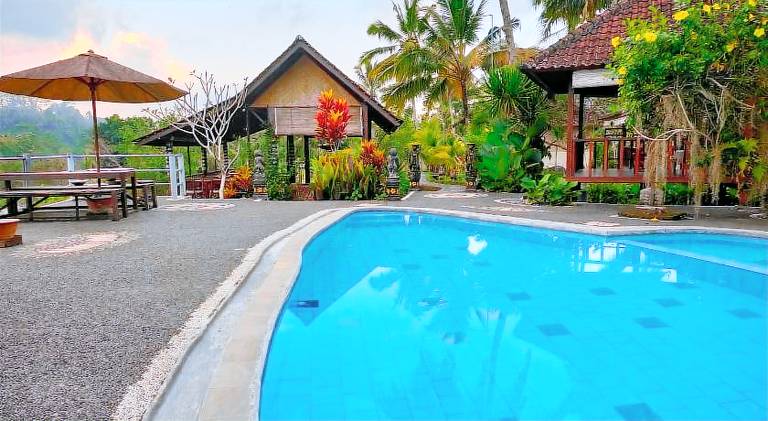 Villa with yard, pool & patio — photo 2