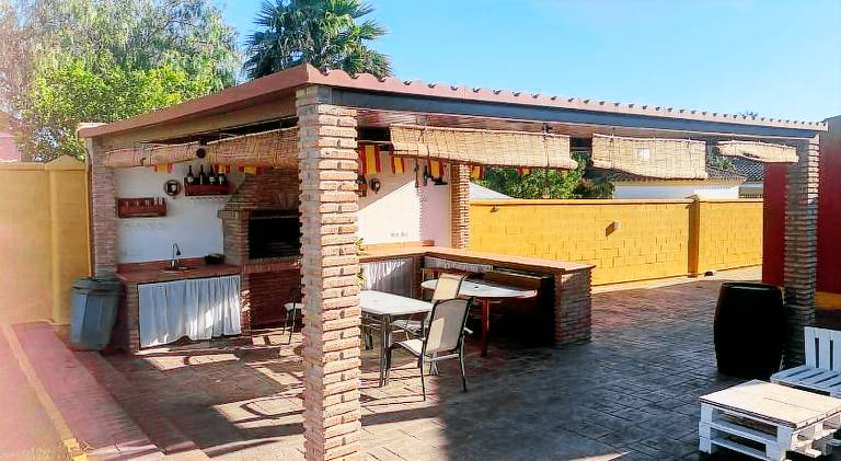 Fully equipped house with patio, yard & BBQ | Pet-friendly — photo 3