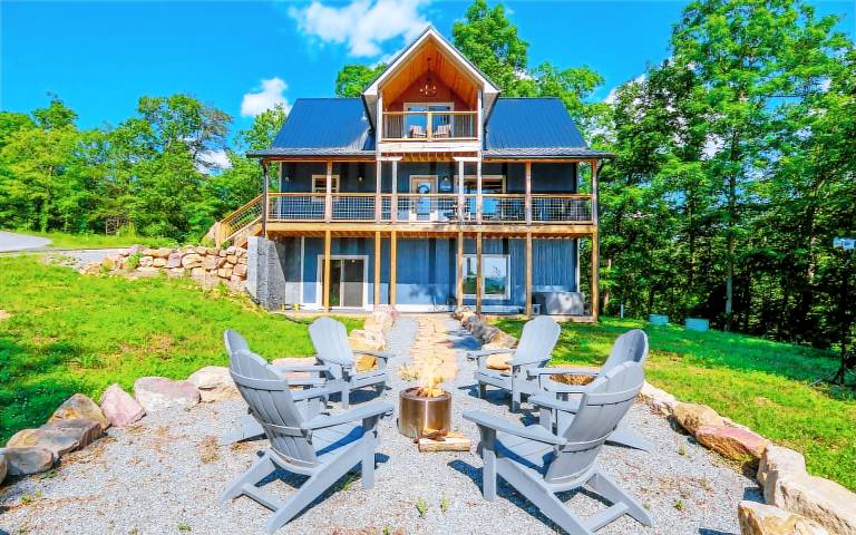 Eagle's Flight - Peaceful seclusion plus a fire pit and hot tub! in Sevierville, TN
