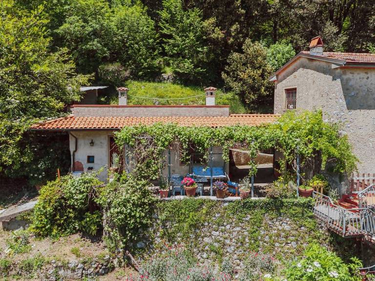 Vacation home with BBQ, patio & yard | Mountain view — photo 5