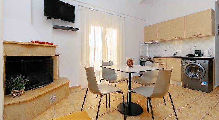 Apartment with BBQ, terrace & yard — photo 3