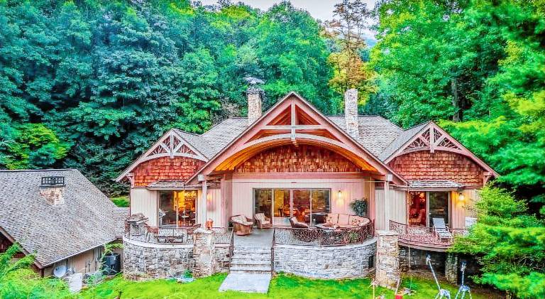 Vacation home with jacuzzi in Wayne, NC