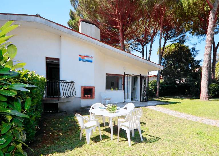 House with barbecue, garden & patio — photo 2