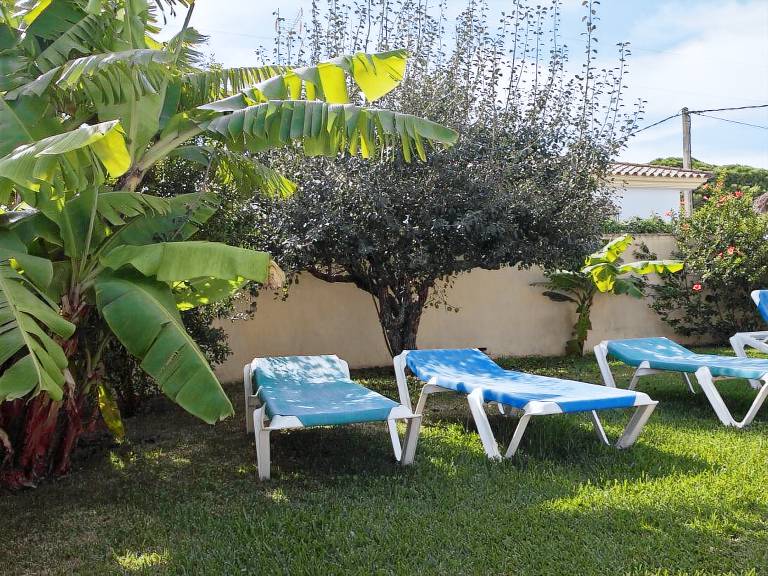 Large community pool, beautiful outdoor kitchen with grill, private garden with garden furniture - Casa Marin 1 - — photo 4