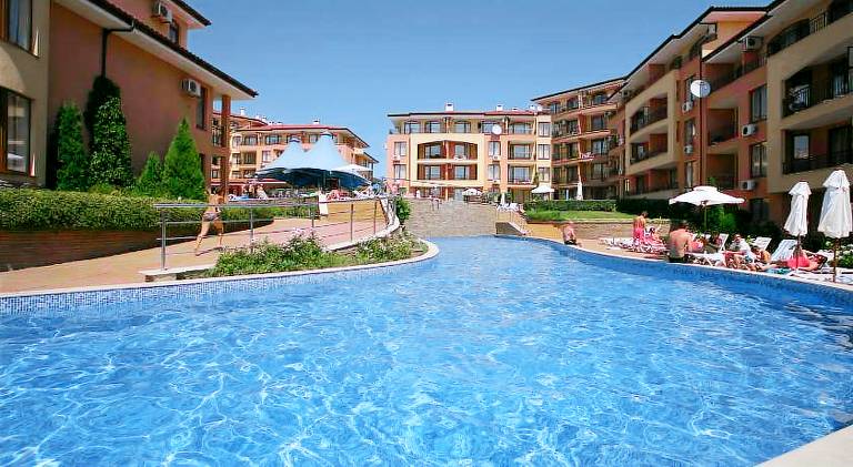 Serviced apartment with garden, pool & terrace — photo 3
