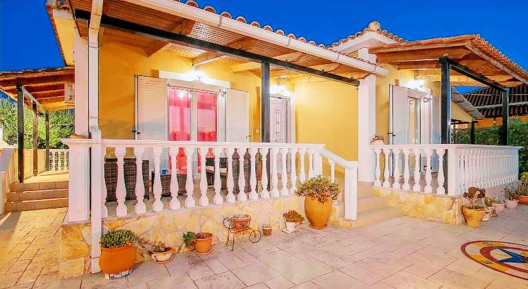 Villa with yard, grill & private pool | Pets allowed — photo 4