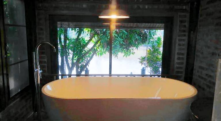 Bungalow with terrace, jacuzzi & yard — photo 4