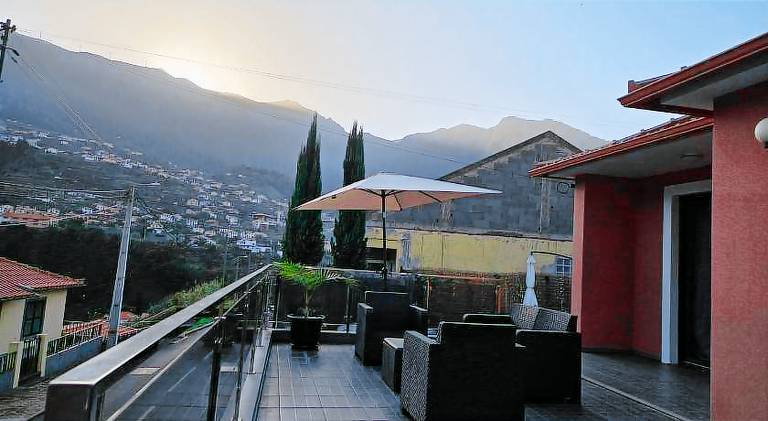 Villa with BBQ, patio & yard — photo 4