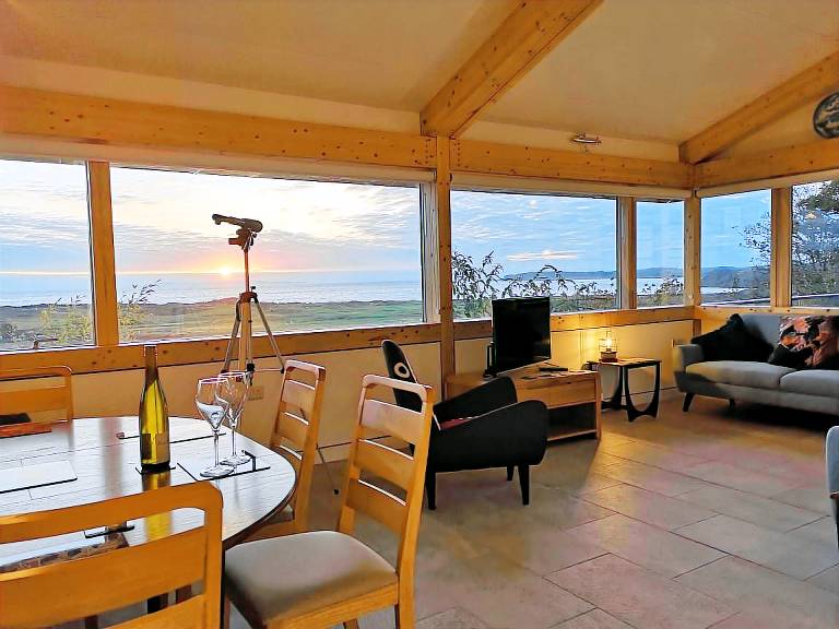 Children-friendly cottage with patio & yard | Sea view | Pet-friendly in Tenby