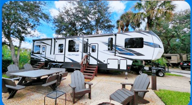 2 bedroom glamping RV w golf cart