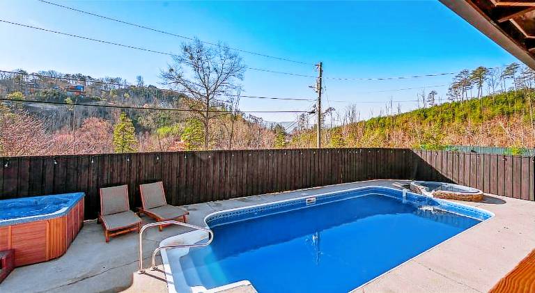 Vacation home with pool & hot tub — photo 4
