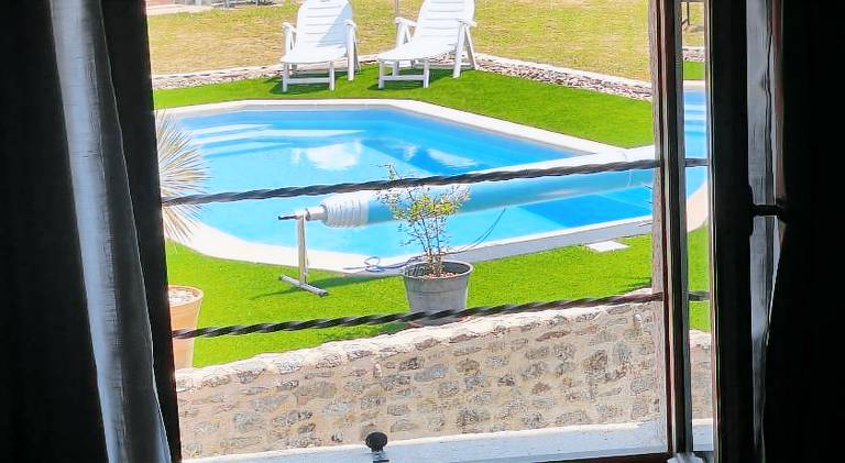 Holiday apartment with patio, pool & garden — photo 3