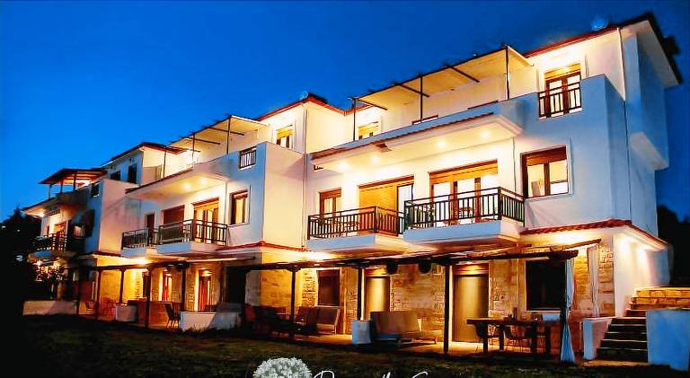 Apartment with terrace, garden & BBQ in Sithonia