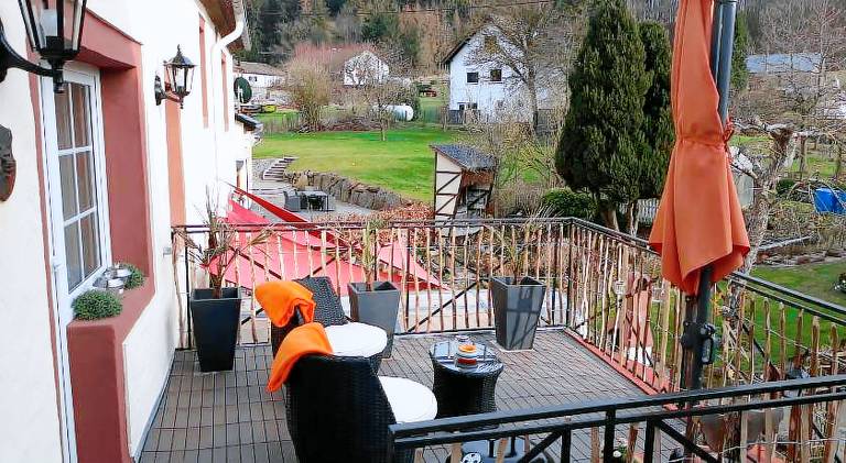 Apartment with barbeque & yard — photo 3