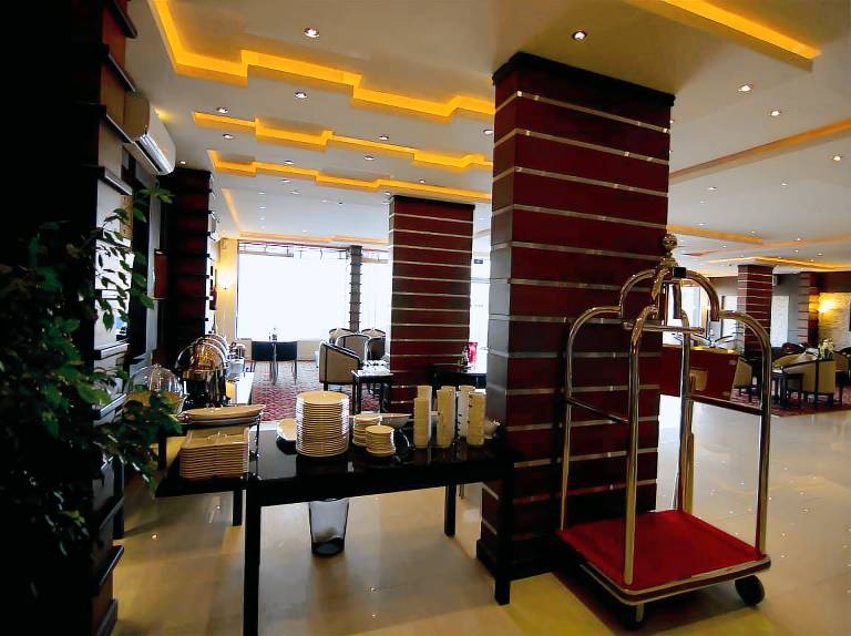 Serviced apartment with 3 rooms for 127 persons — photo 4