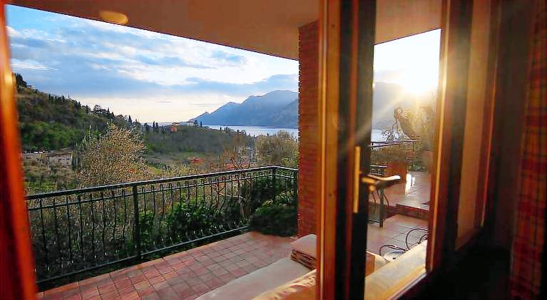 Red house conditioned whit pool enchanting lake view — photo 4