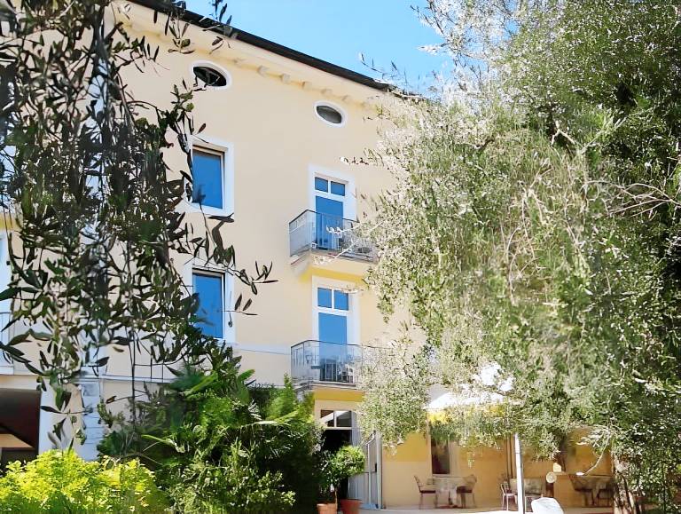 Serviced apartment with grill, garden & pool in Tenno