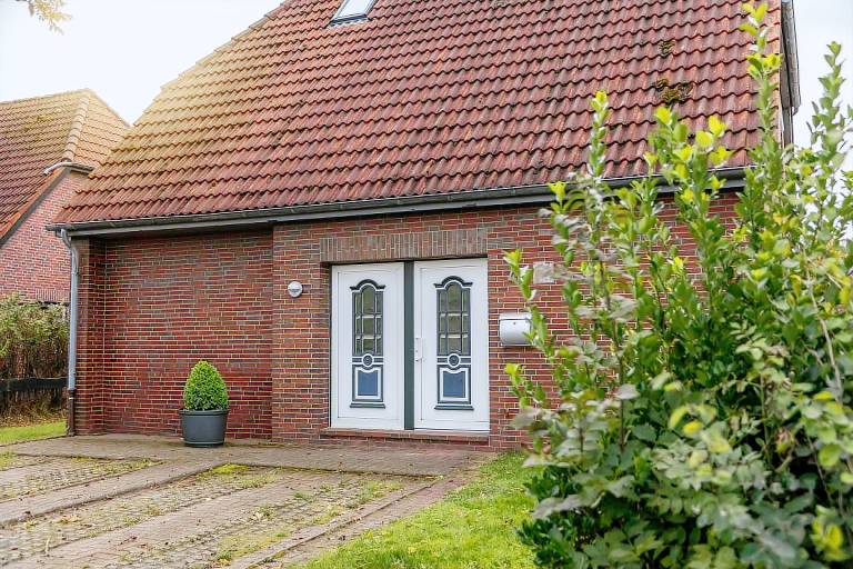 Komfortabel und hell: Die einladende Oberwohnung von ca. 60 qm liegt direkt am Deich. Die 2 Schlafzimmer erstrecken sich über 2 Etagen. Auf dem windgeschützten Balkon können Sie die Ruhe genießen. — photo 5