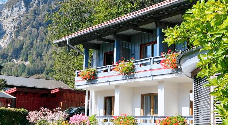 Lovely serviced apartment with yard | Pet-friendly in Schoenau am Koenigssee