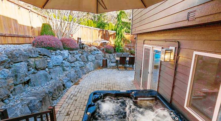 Vacation home with hot tub — photo 5