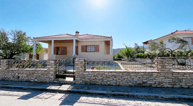 Rental apartment with terrace & garden in Samos