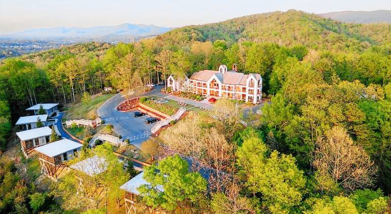Iris Inn & Cabins in Waynesboro, VA