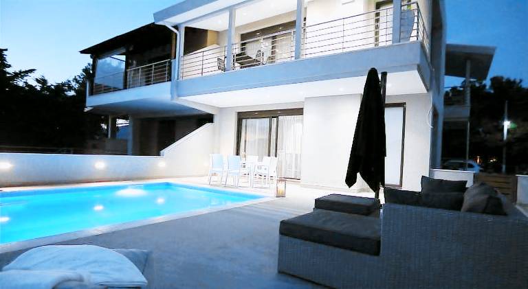 Fully equipped big villa with terrace, hot tub & private pool | Perfect for remote work | Pets allowed — photo 2