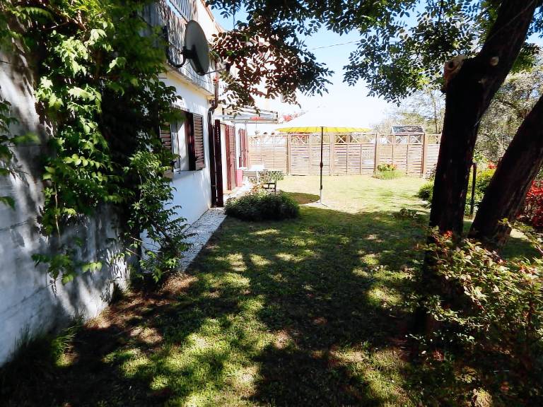 Charming vacation home with terrace & yard | Mountain view | Pets are welcome — photo 4