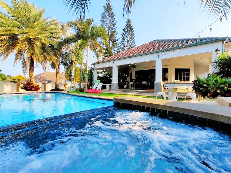 Vacation home with barbecue, pool & yard | Perfect for remote work | Dogs allowed — photo 3
