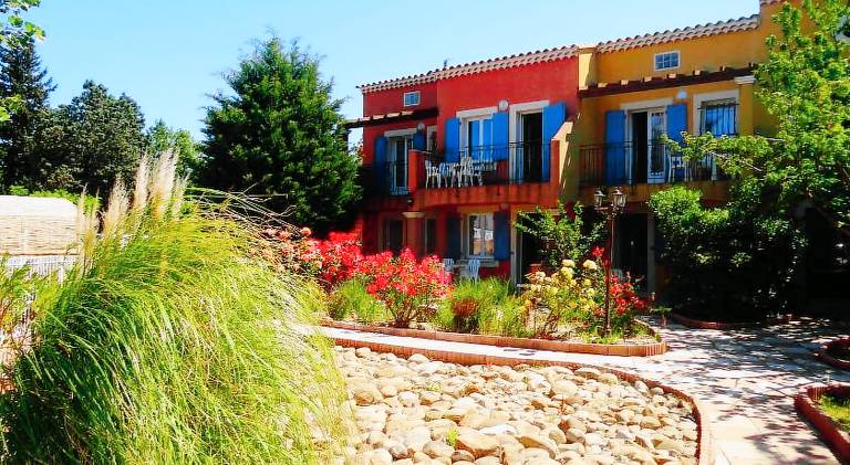 Nice serviced apartment with patio, pool & grill | Perfect for remote work | Dogs allowed — photo 4