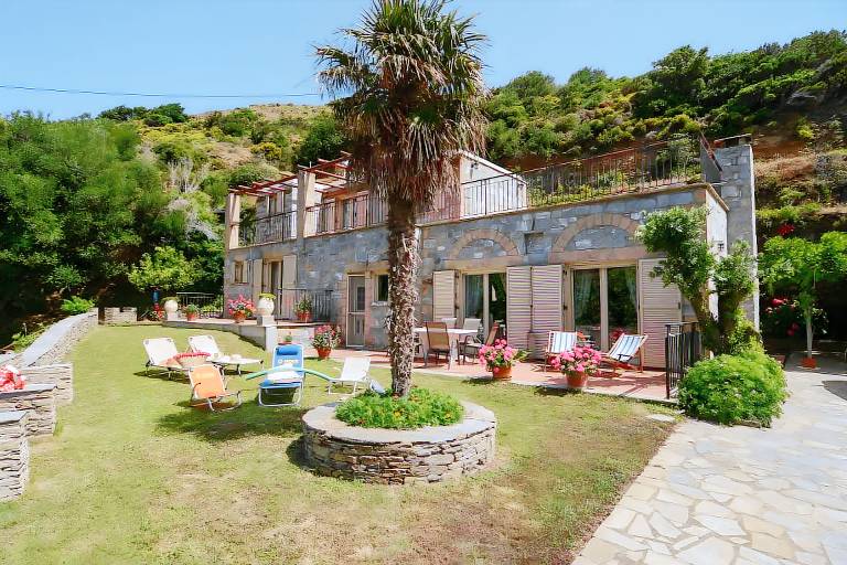 Vacation home with terrace, barbecue & garden | Mountain view in Andros