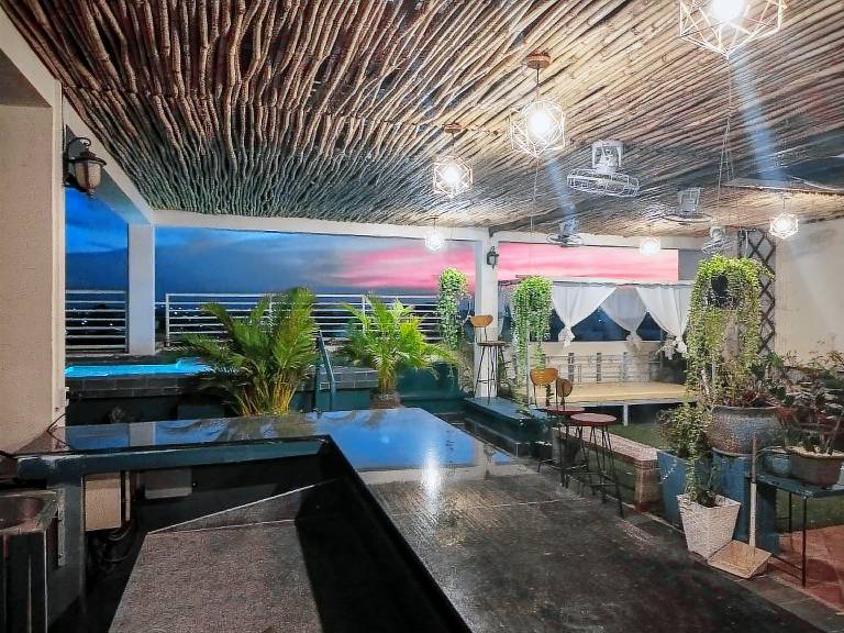 Spacious serviced apartment with barbeque, pool & patio | Dogs allowed — photo 4