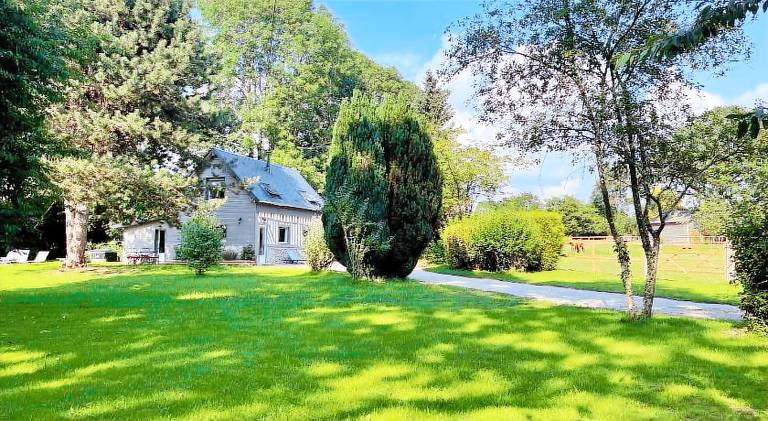 Vacation home with hot tub in Lisieux