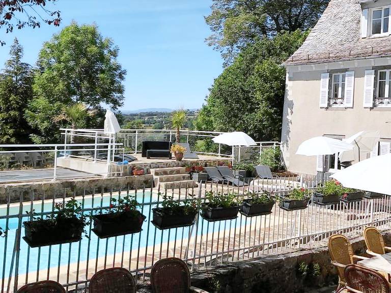 Family-friendly mobile home with pool & patio | Pets are welcome — photo 3