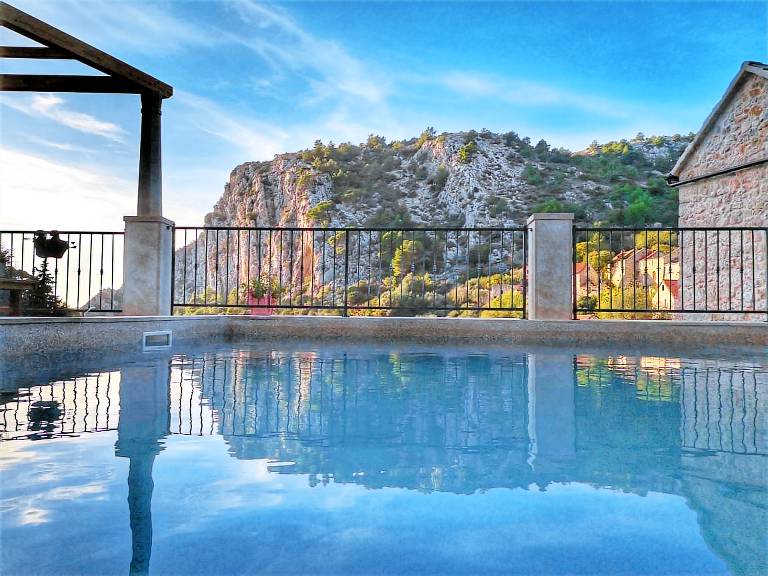Fully equipped beautiful villa with private pool, patio & yard | Pool view | Pets are welcome — photo 3