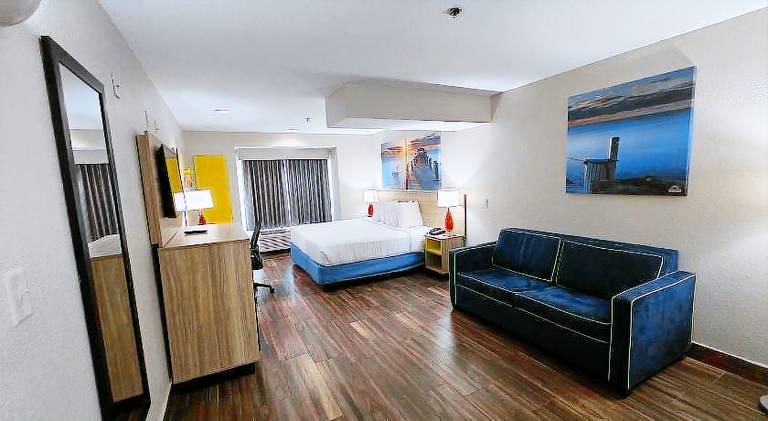 Days Inn & Suites by Wyndham Tampa / Raymond James Stadium — photo 2