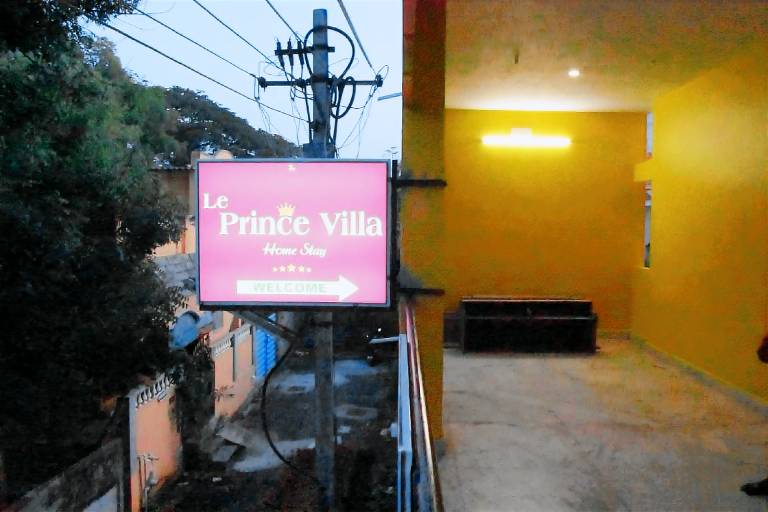 Villa White Town