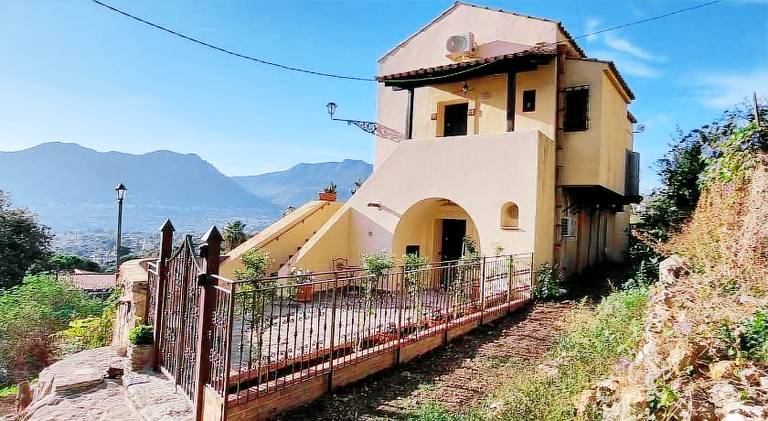 Wonderful holiday apartment with terrace | Pets are welcome in Monreale