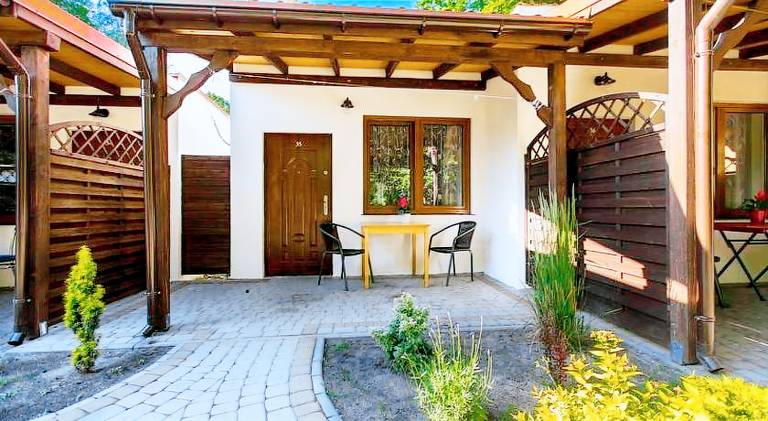 Lodge with patio, yard & barbeque — photo 3