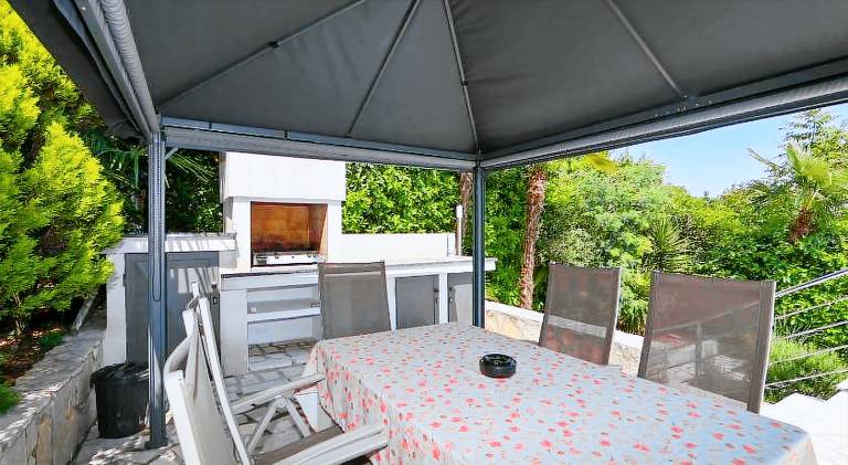 Apartment with pool — photo 4