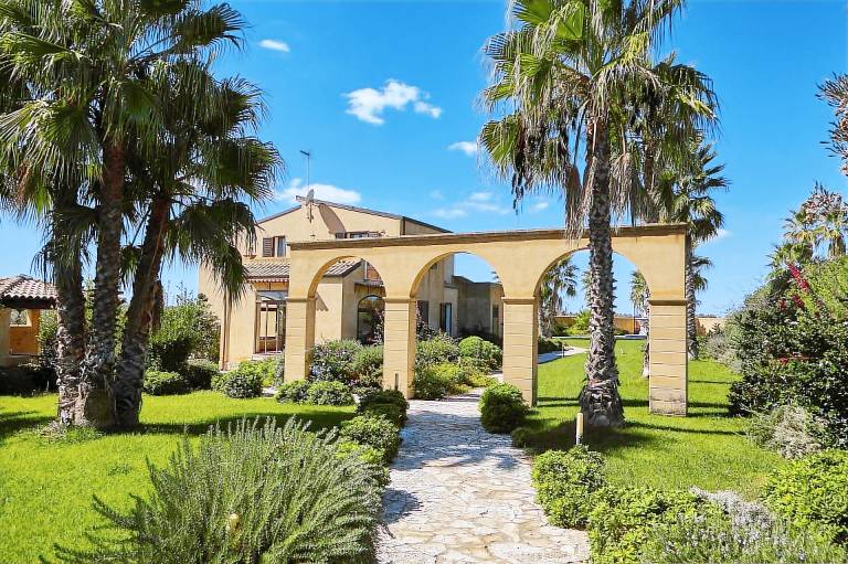 Family-oriented charming villa with BBQ, patio & private pool | Pets allowed — photo 2