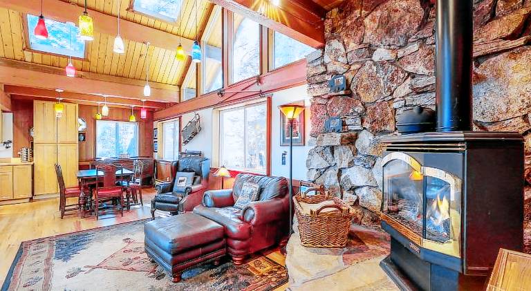 Vacation home with hot tub | Pet-friendly in South Lake Tahoe, CA