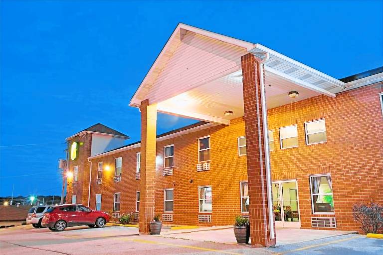 Super 8 by Wyndham St Louis Airport
