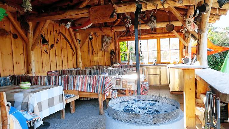 Holiday apartment with BBQ, garden & patio — photo 3