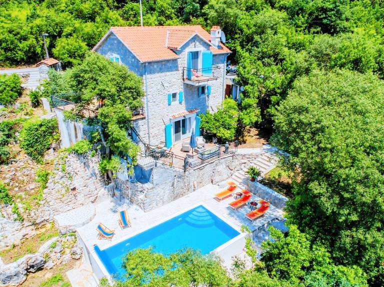 Serene Villa in Milovići with Private Pool and Breathtaking Mountain Views — photo 2