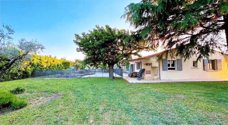 Villa with pool — photo 5